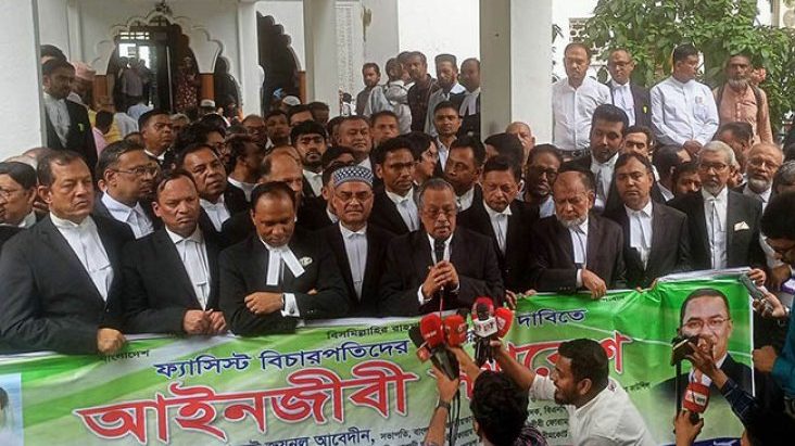 ‘ফ্যাসিস্ট’ বিচারপতিদের অপসারণের দাবিতে সুপ্রিম কোর্টে আইনজীবীদের বিক্ষোভ