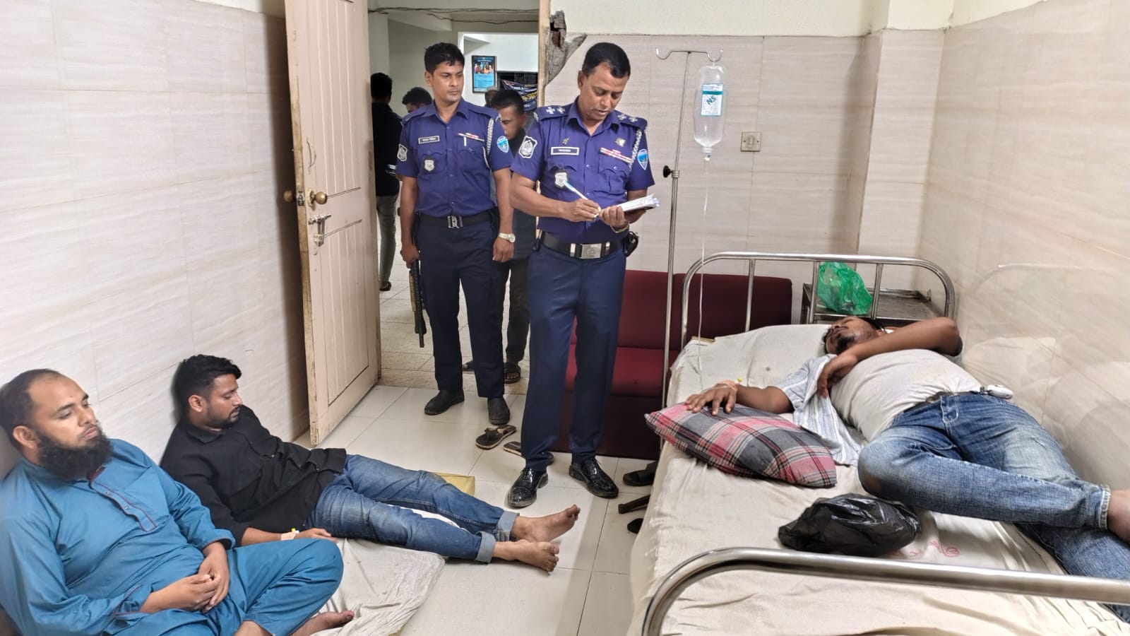 দেবিদ্বারে ৮ সাংবাদিকের উপর সন্ত্রাসী হামলা: মোবাইল, ক্যামেরা ছিনতাই