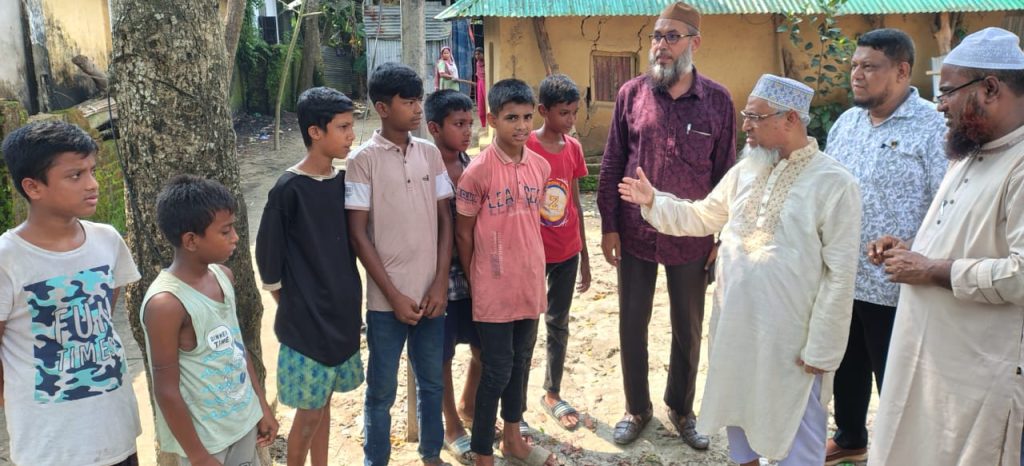 গণসংযোগে বাদ পড়েনি কেউ, শিশুদের ও আপন করছেন কাজী দ্বীন মোহাম্মাদ।
